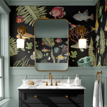 Afbeelding in Gallery-weergave laden, Ocean Life Zwart patroon behang met klassieke kleurrijke vissen