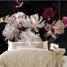 Afbeelding in Gallery-weergave laden, Wit en Roze Bloemen op een Donkere Achtergrond Behang Paneel. Wit, Zwart en Roze. 
