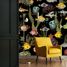 Afbeelding in Gallery-weergave laden, Ocean Life Zwart patroon behang met klassieke kleurrijke vissen

