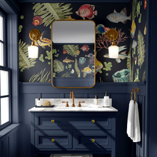 Afbeelding in Gallery-weergave laden, Ocean Life donkerblauw behangpatroon met klassieke kleurrijke vissen
