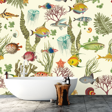 Afbeelding in Gallery-weergave laden, Ocean Life crème behangpatroon met klassieke kleurrijke vissen
