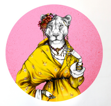 Afbeelding in Gallery-weergave laden, Leeuwin in het roze - Behangcirkel
